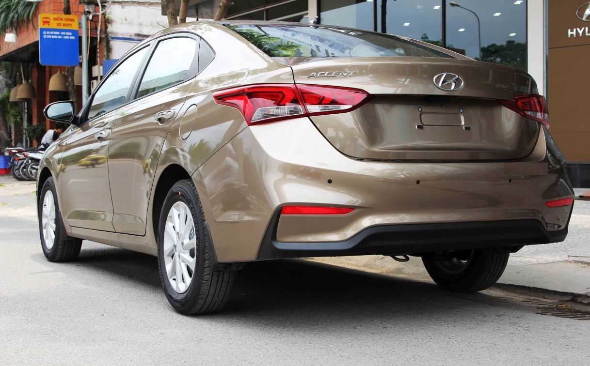 Hyundai Accent AT TC màu vàng cát xe giao ngay tặng bộ phụ kiện có giá
