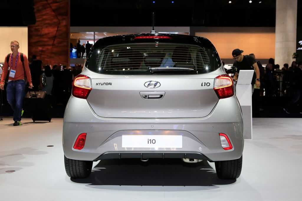Hyundai i10 2020 Màu Bạc: Hyundai i10 2020 màu bạc là sự kết hợp hoàn hảo giữa thiết kế đẹp và hiệu suất vượt trội. Với ngoại thất sang trọng và nội thất tiện nghi, chiếc xe này sẽ mang lại trải nghiệm lái tuyệt vời cho bạn. Hãy xem hình ảnh để khám phá vẻ đẹp của chiếc xe này!